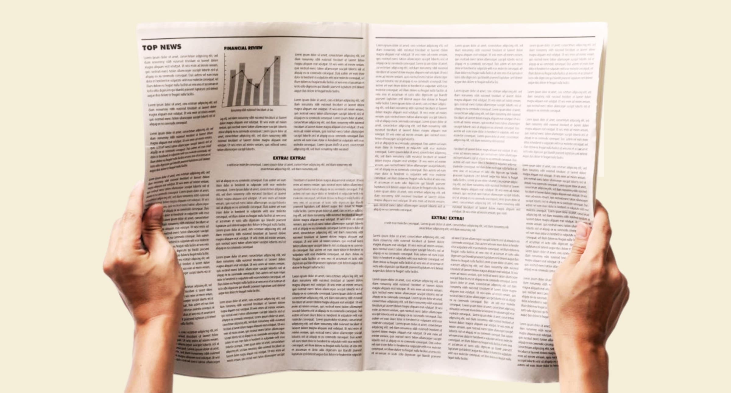 Livre ouvert tenu à deux mains sur fond crème — toile de fond du collage Community Manager Australie